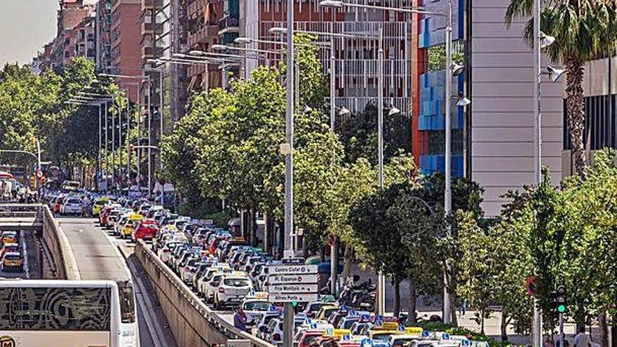 Mobilització Les autoescoles de Barcelona es manifesten