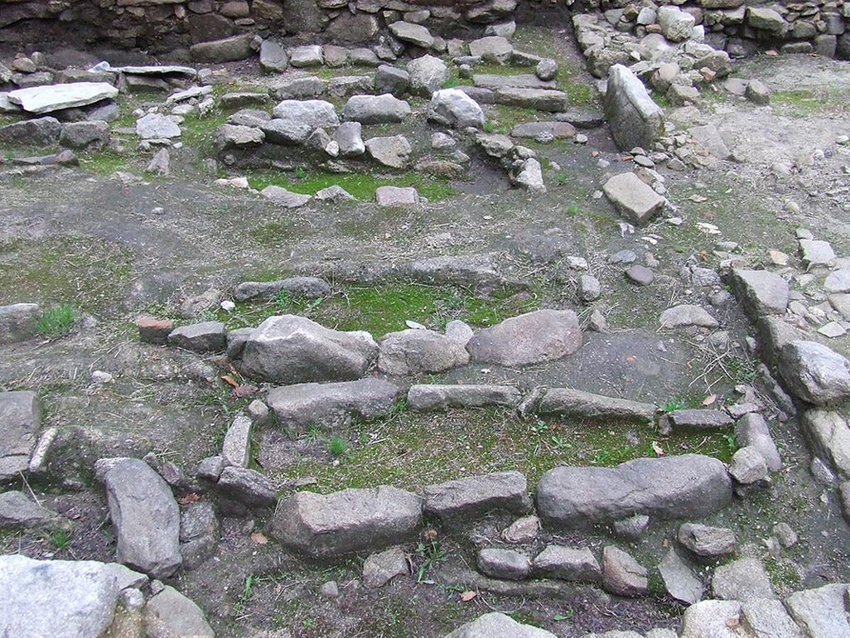 Restos de los enterramientos en el yacimiento arqueológico