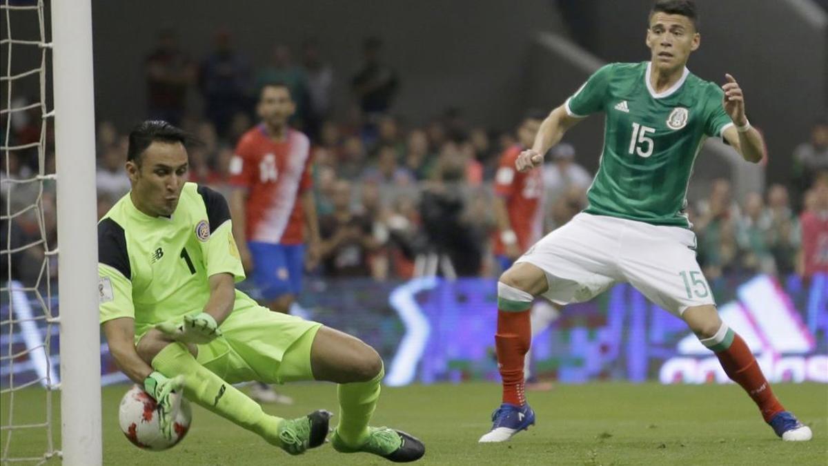 Momento en el que Keylor Navas falla y encaja un gol ante México