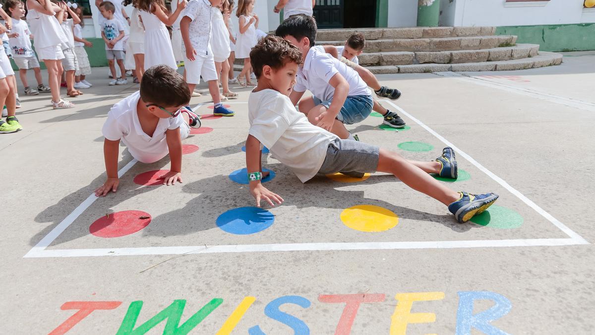 Alumnos del Federico García Lorca juegan al Twister.