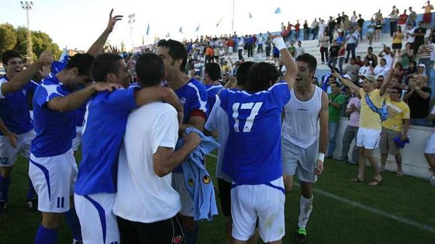 Los jugadores del Alicante B celebrando el ascenso al final del partido