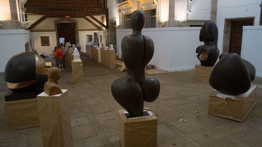 Vista general de la sala. En primer término, las esculturas de gran tamaño de Julián Rodríguez.