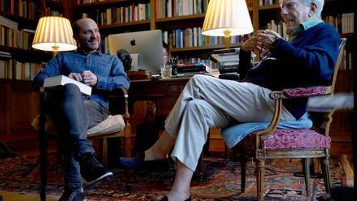 Carlos Granés y Mario Vargas Llosa, en un momento de la conversación que mantuvieron en la casa madrileña del Nobel.