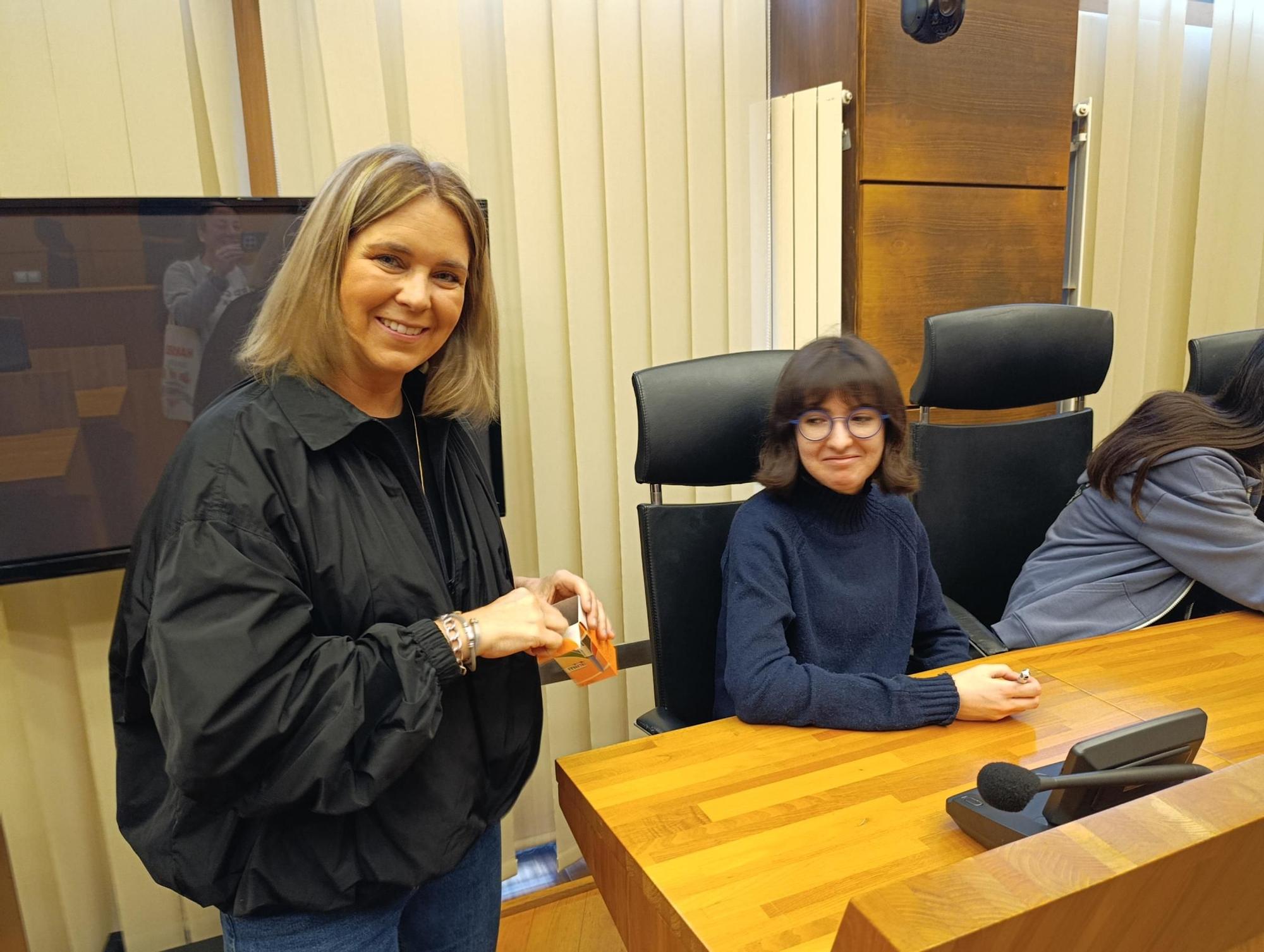 La visita de la Banda de Música del Conservatorio de Sabadell al Ayuntamiento de Siero, en imágenes