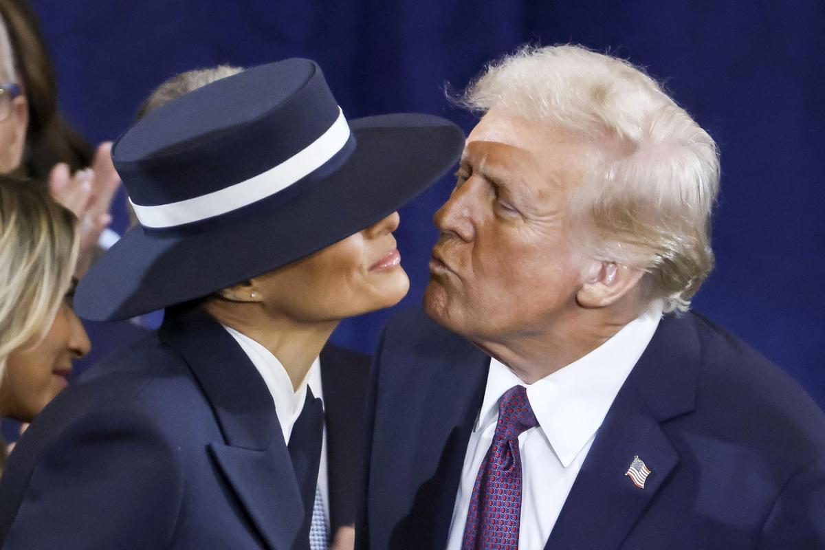 Donald Trump saluda a su esposa, Melania Trump, en la ceremonia de investidura
