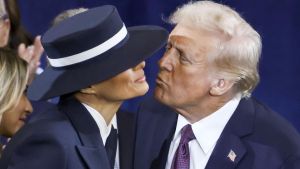 Donald Trump saluda a su esposa, Melania Trump, en la ceremonia de investidura