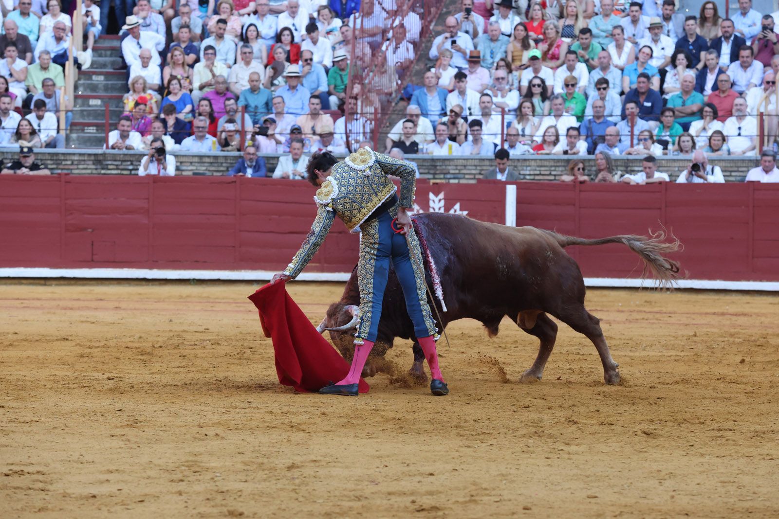 Román toma la alternativa y la puerta grande se abre para Roca Rey y Ortega