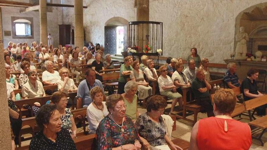 Fieles en una de las misas celebradas ayer en la parroquia de María Auxiliadora. // Iñaki Osorio