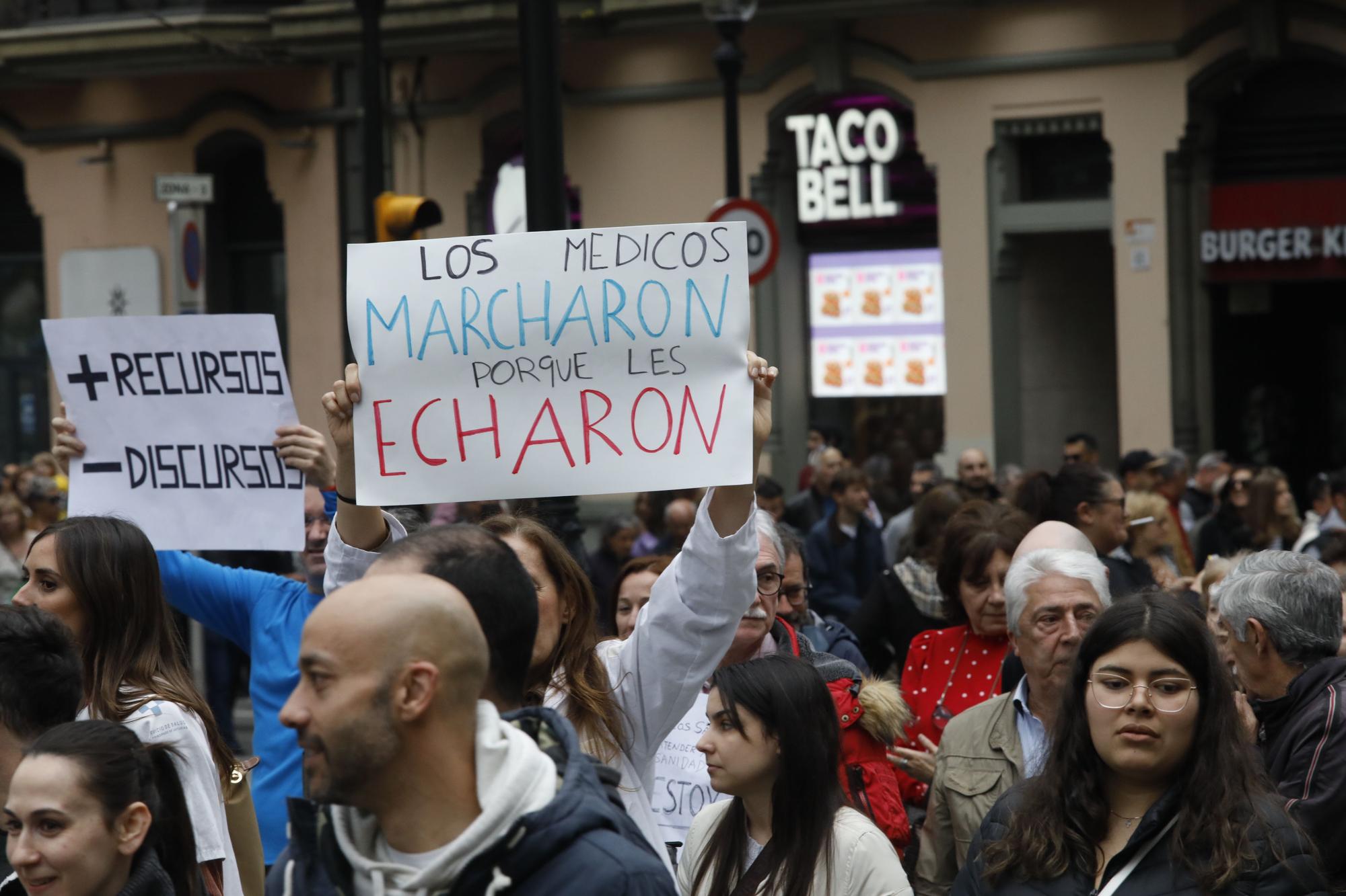 En imágenes: Los sanitarios se manifiestan en Gijón al grito de "no queremos más dinero, queremos mejores condiciones laborales"