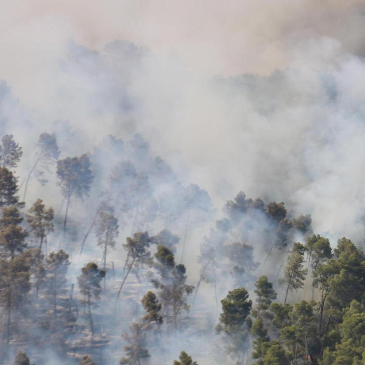 La simultaneidad de incendios tensiona a los Bomberos: "El de Sentmenat, de gran intensidad, es el que más preocupa"