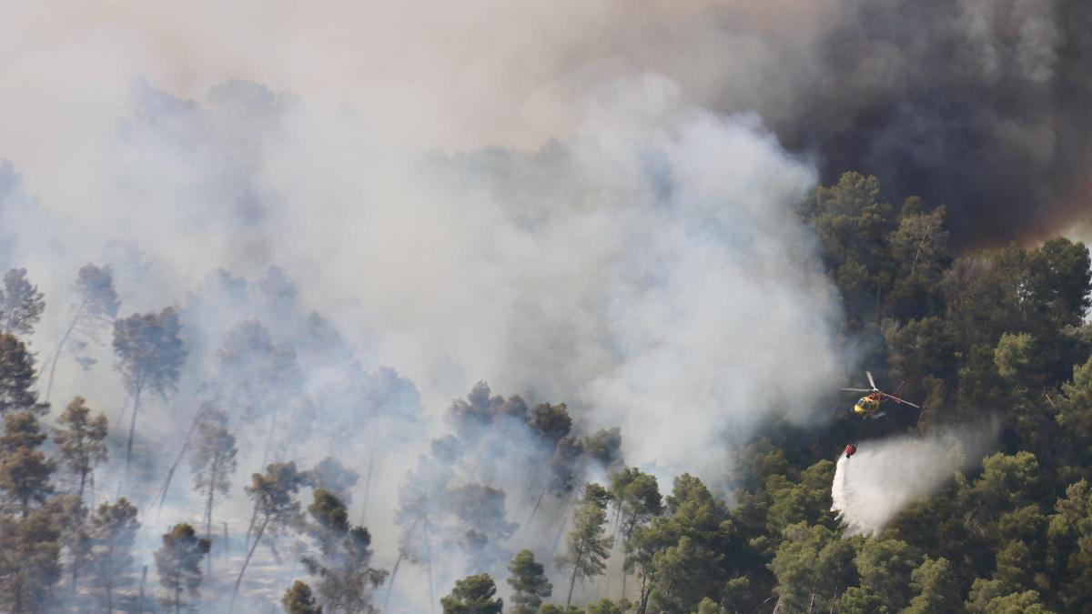 Un incendio arde a gran intensidad impulsado por el viento y el calor en Sentmenat