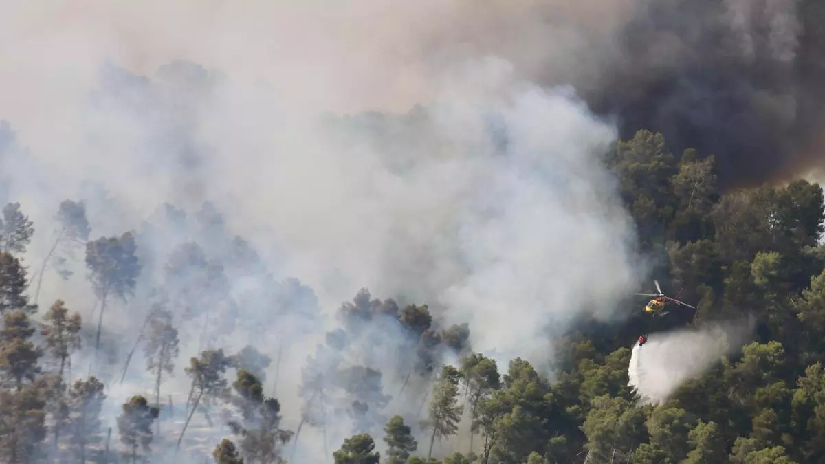 Un incendio arde a gran intensidad impulsado por el viento y el calor en Sentmenat