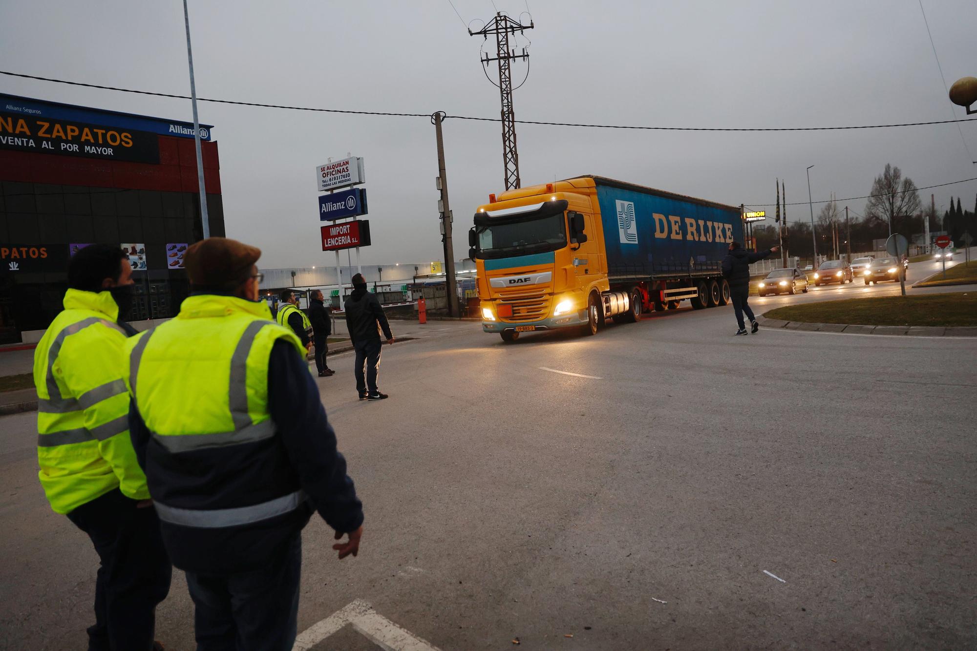 EN IMÁGENES: así está siendo el paro del transporte en Asturias