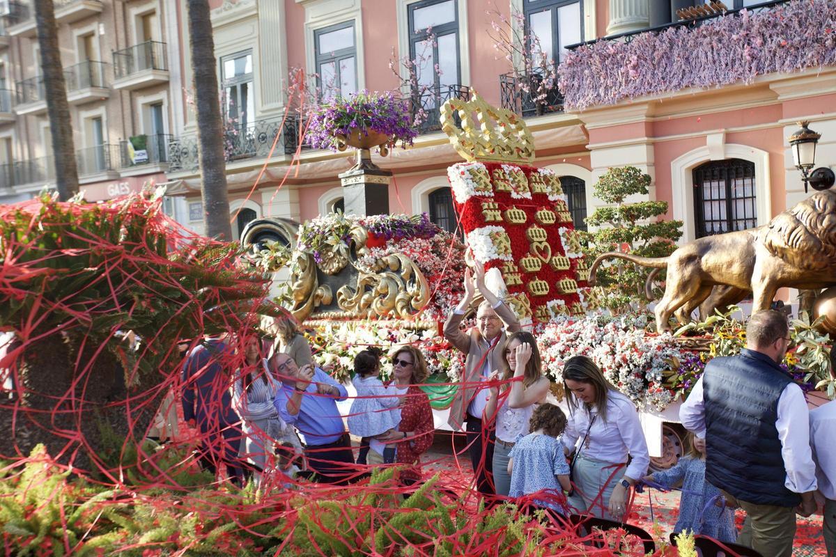 La carroza con el escudo de Murcia, a su paso por la Glorieta de España.