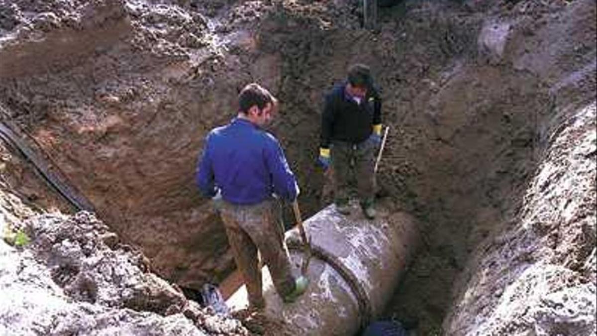 Imagen de archivo de la reparación de una tubería de distribución de agua.