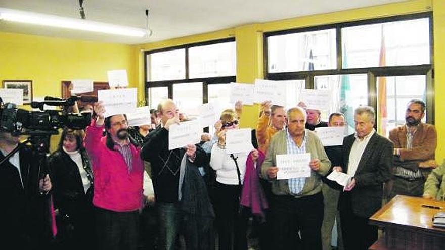 Los vecinos de Cayés, con pancartas, en el Pleno de Llanera.