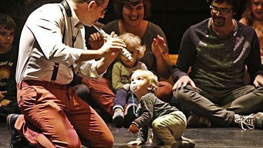 Els més petits comparteixen l&#039;escenari amb els músics.