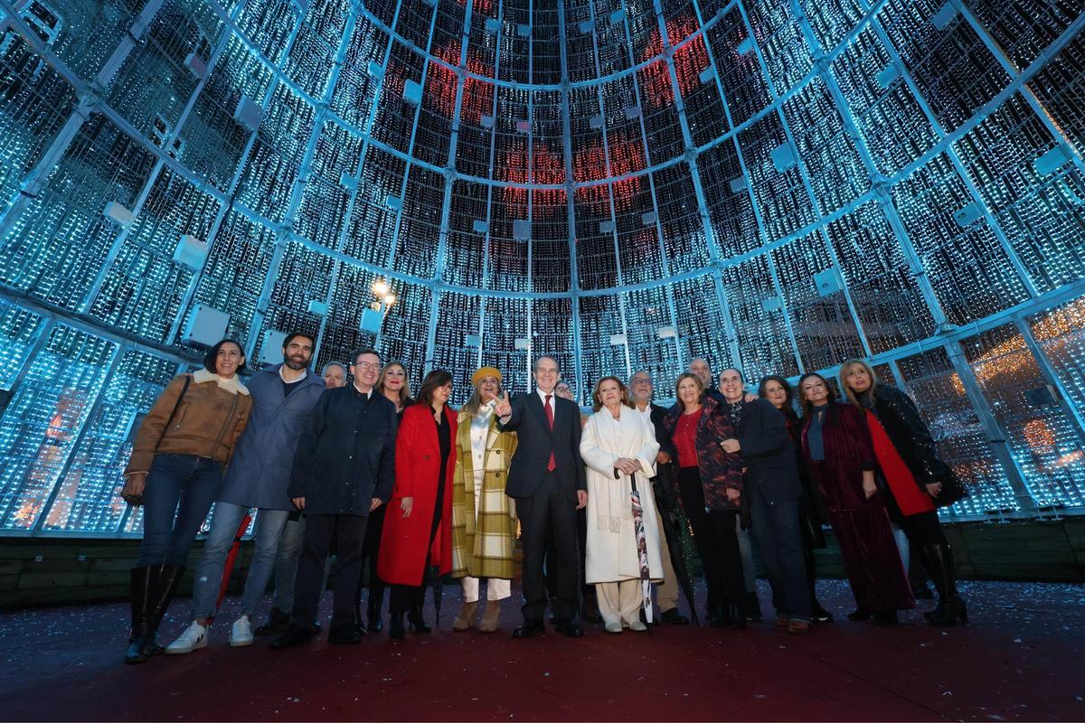 Vigo enciende la Navidad más grande de su historia ante miles de personas
