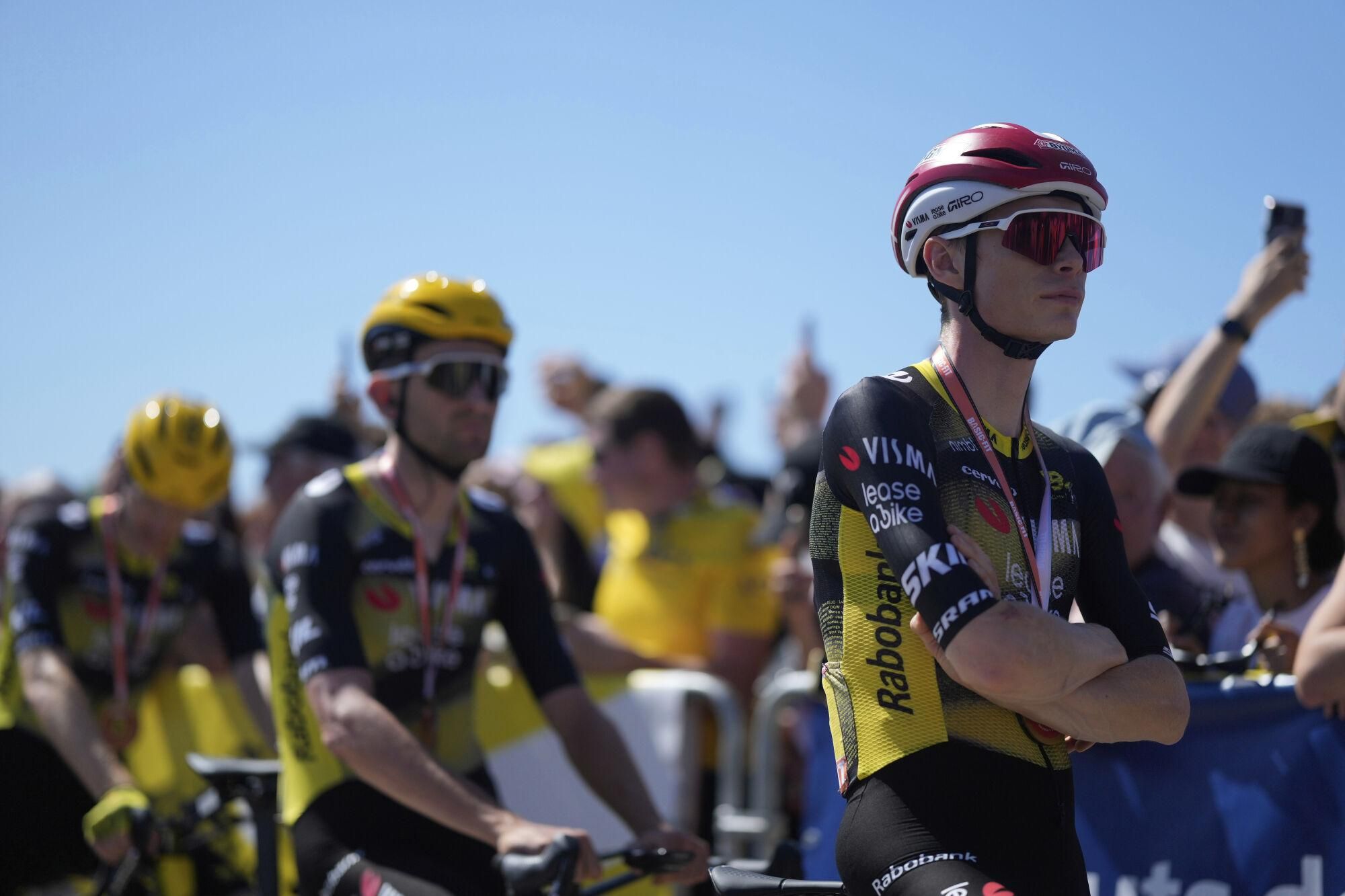 Denmark's Jonas Vingegaard, right, at the start of the seventh stage of the Tour de France cycling race over 197 kilometers (122.4 miles) with start in Saint-Malo and finish in Mur-de-Bretagne Guerledan, France, Friday, July 11, 2025. (AP Photo/Mosa'ab Elshamy). EDITORIAL USE ONLY/ONLY ITALY AND SPAIN