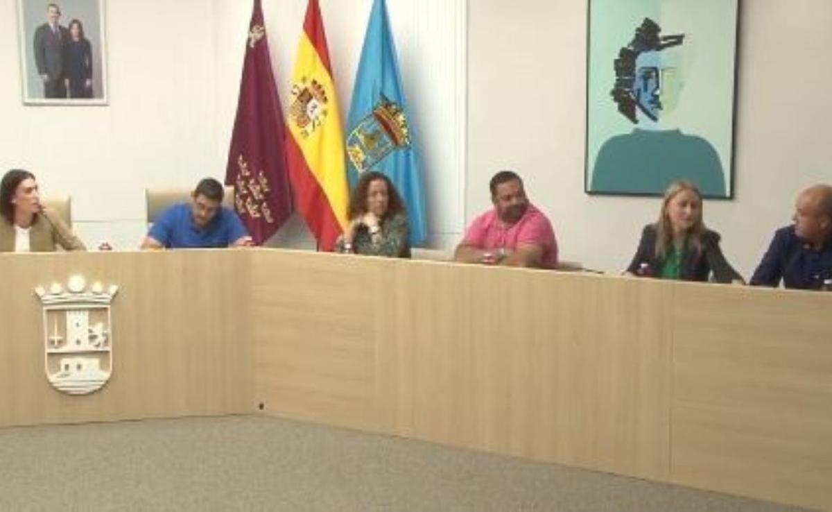 Momento acalorado en el pleno de Alhama de Murcia entre la alcaldesa (extremo izquierdo) y el concejal del PSOE (extremo derecho).