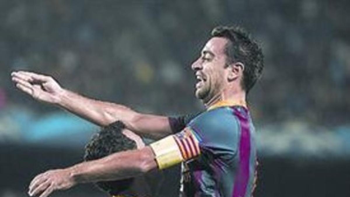 Busquets es felicitado por Xavi tras marcar, ayer.