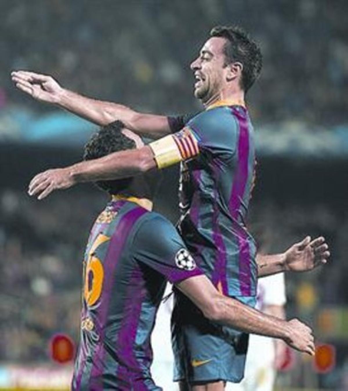 Busquets és felicitat per Xavi al marcar, ahir.