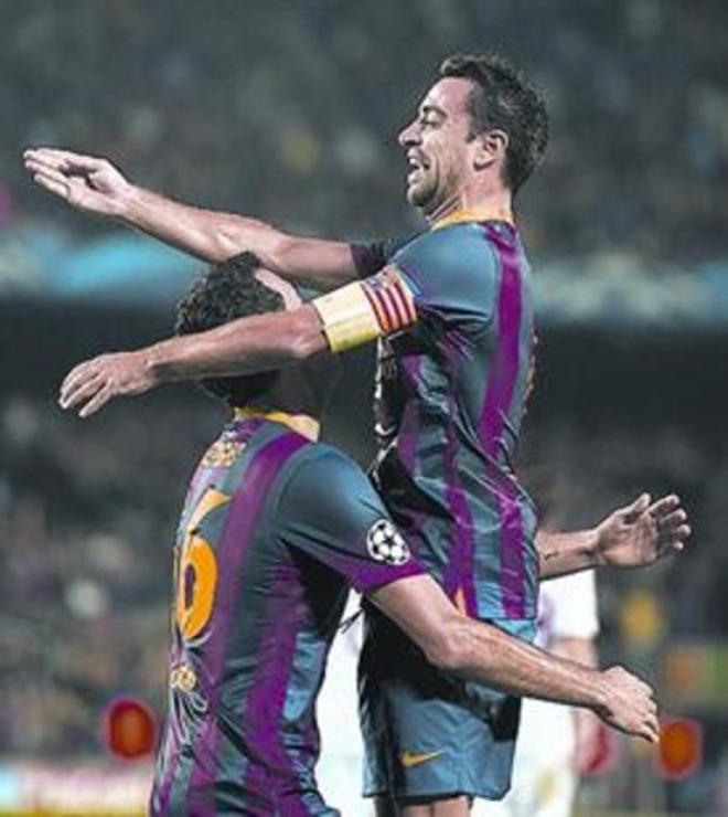 Busquets es felicitado por Xavi tras marcar, ayer.