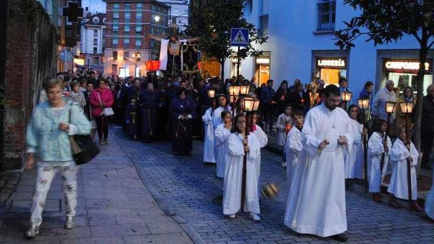 La procesión del Cristo de Santana, ayer, por las calles de la Pola.