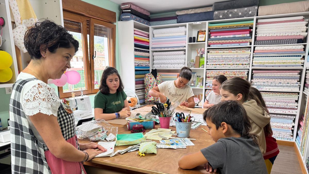 Natalia Rodríguez enseñando a, de izquierda a derecha, Andrea Rodríguez, Sofía García, Celia García, Nel González, Élida Fernández y a Liam Bosch en su taller.