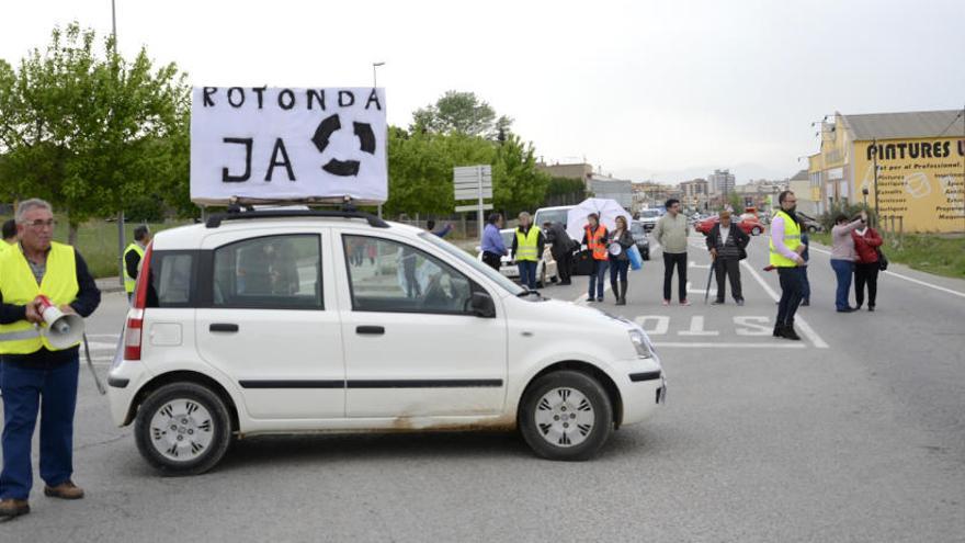 Una de les protestes dels dimecres a la cruïlla de Vilafant · Diari de Girona