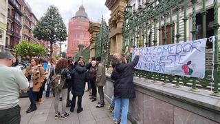 Las trabajadoras del comedor del colegio José Bernardo, en Sama, llevan meses sin cobrar