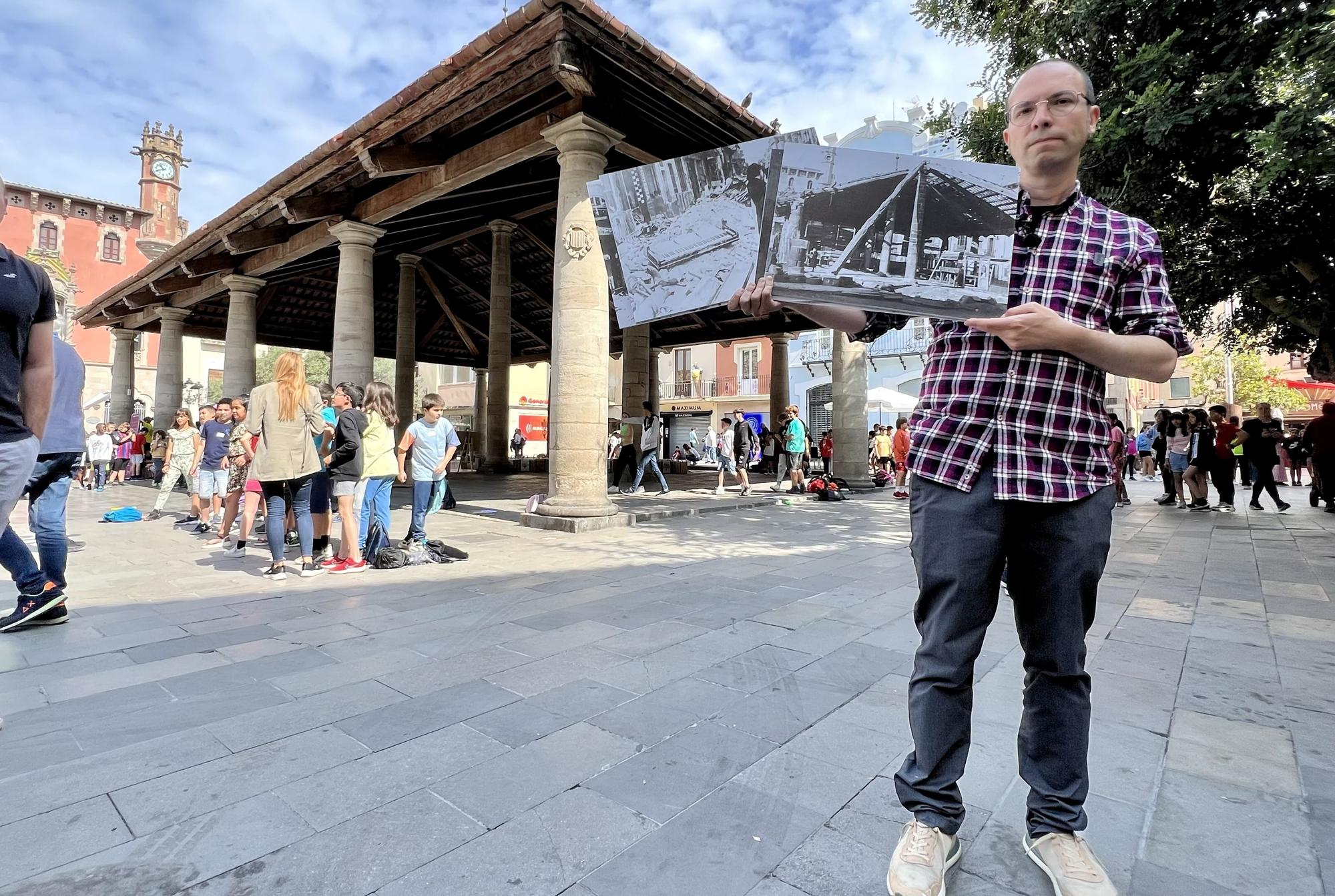 Albert Forns Canal, autor del libro 'I el cielo nos caerá encima' ante la porxada de Granollers