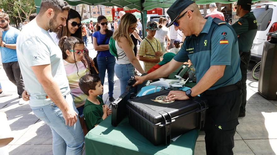 Un despliegue de película: la Guardia Civil exhibe sus medios en la Redonda de Murcia por su 180 aniversario