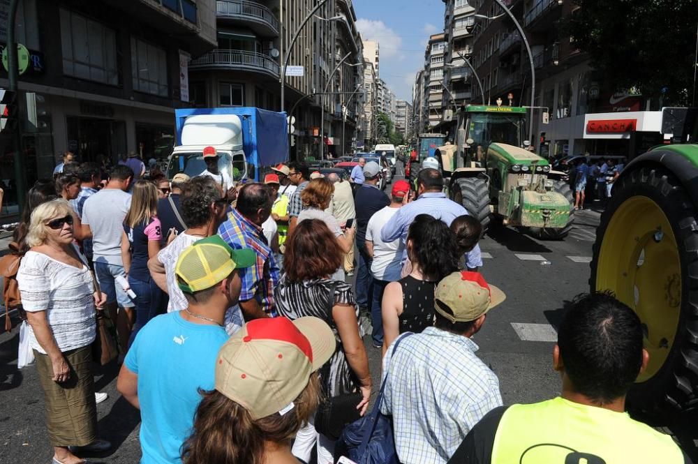 La Gran Vía de Murcia, paralizada por los agricultores