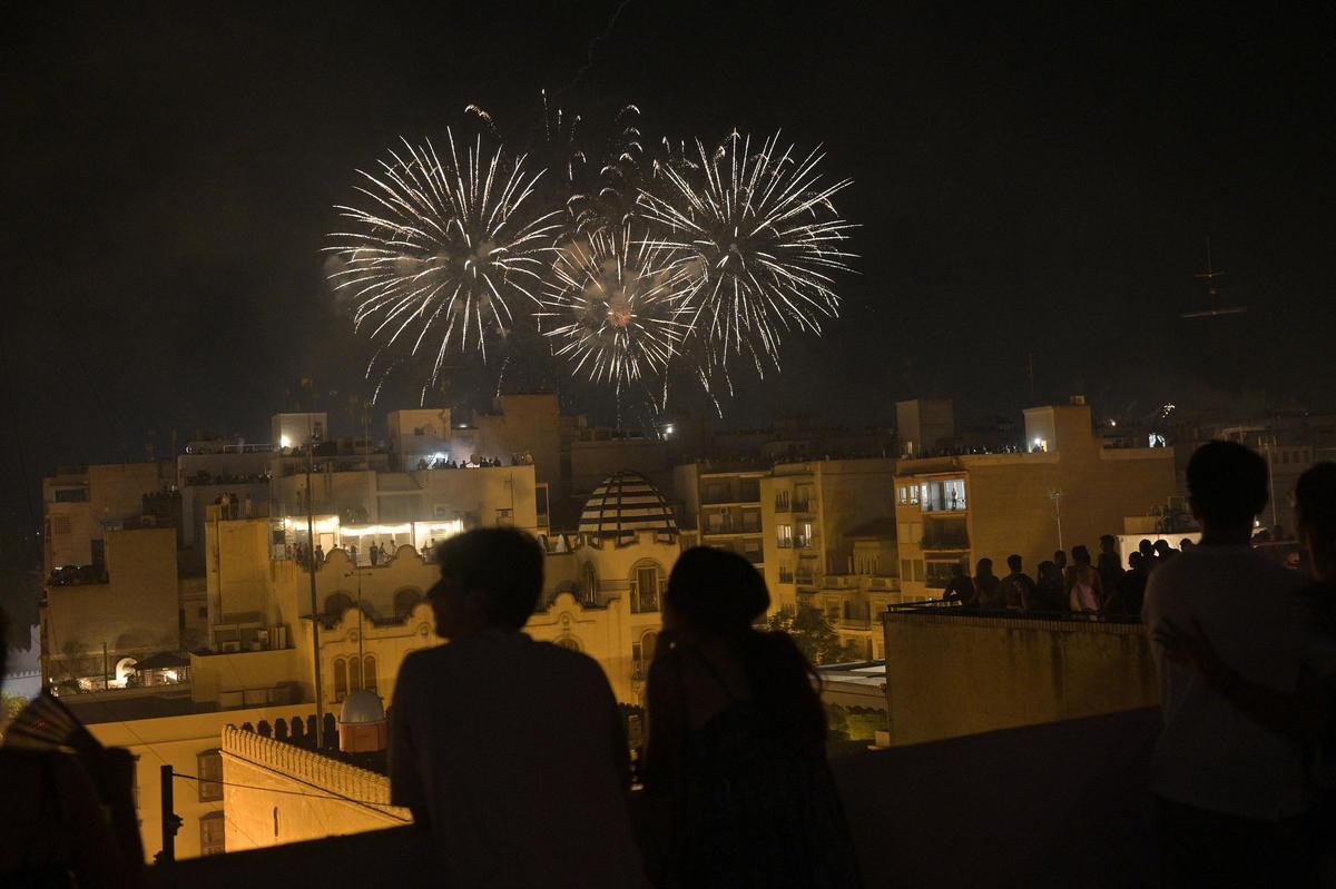 Vecinos de Elche ven la Nit de l’Albà desde las azoteas.