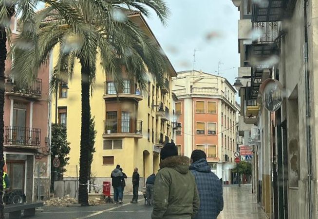 Se desploma parte de una cornisa de una vivienda en el casco histórico de Ontinyent