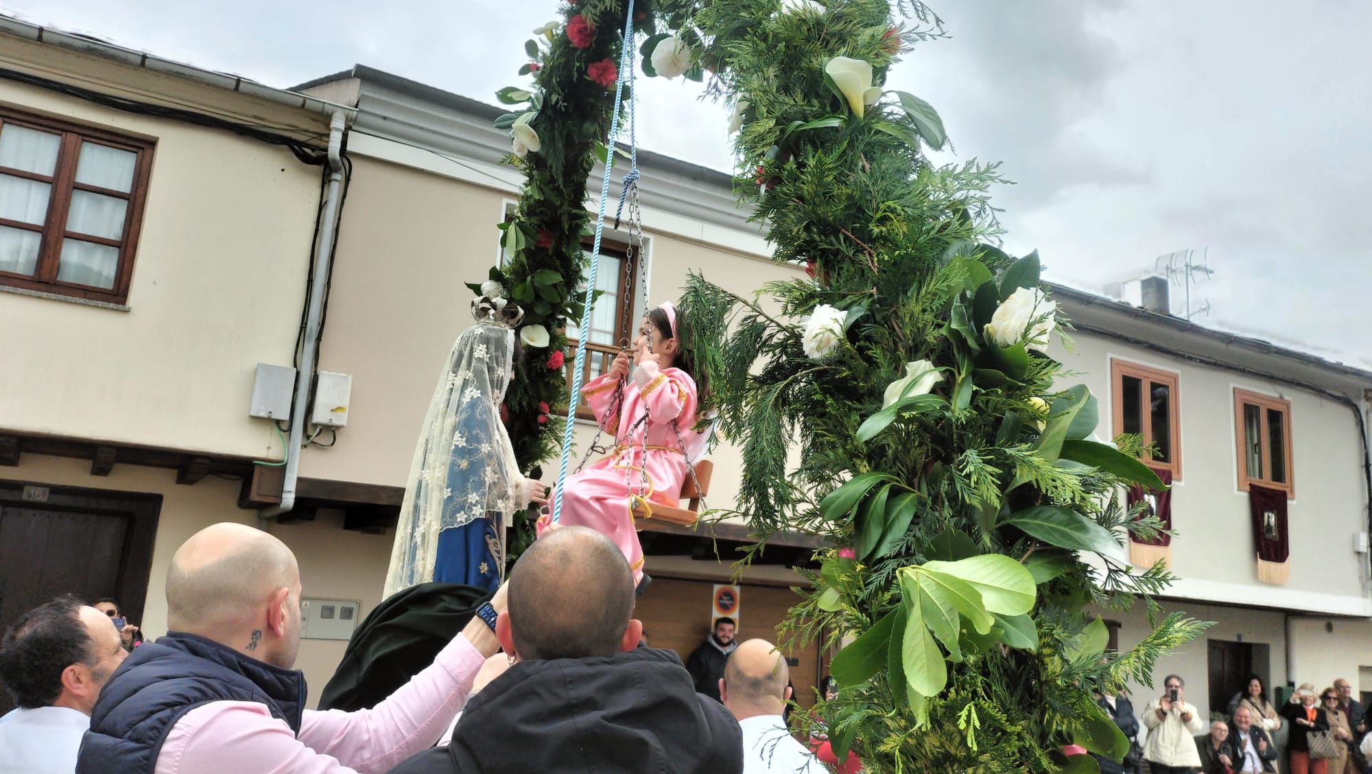 EN IMÁGENES: Piantón, el pueblo que luce su peculiar tradición, un bandeo de pendones