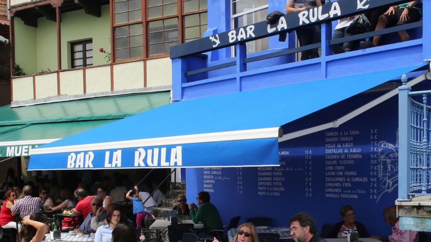 Clientes en una terraza del muelle viejo de Luanco. | RICARDO SOLÍS