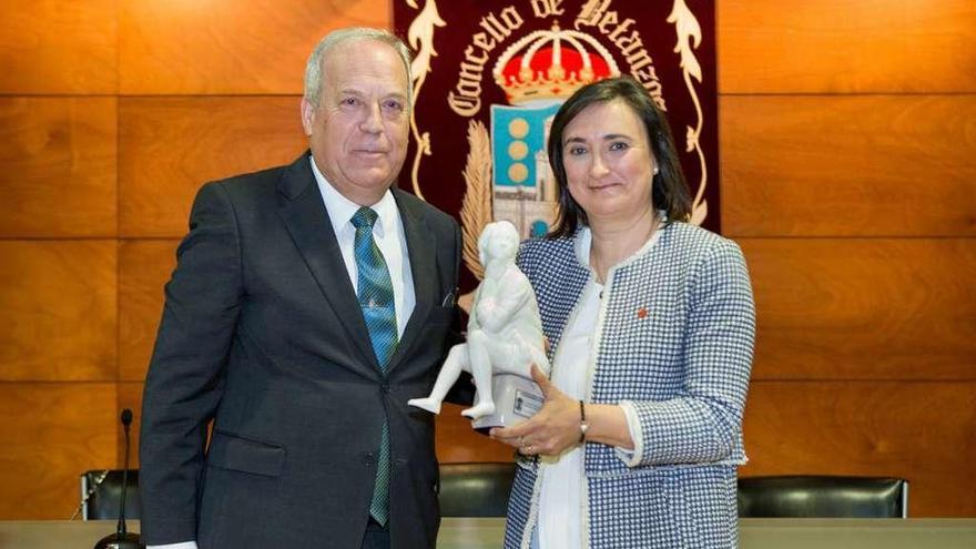 Mercedes Casanova recibió ayer el premio de manos del alcalde de Betanzos, Ramón García.