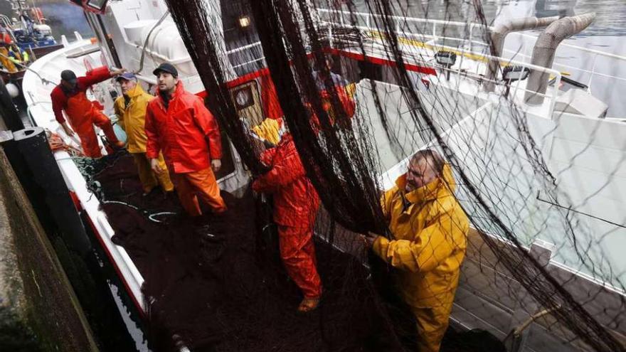 Marineros de un buque del cerco, preparando las redes para partir a la mar desde Vigo. // Ricardo Grobas