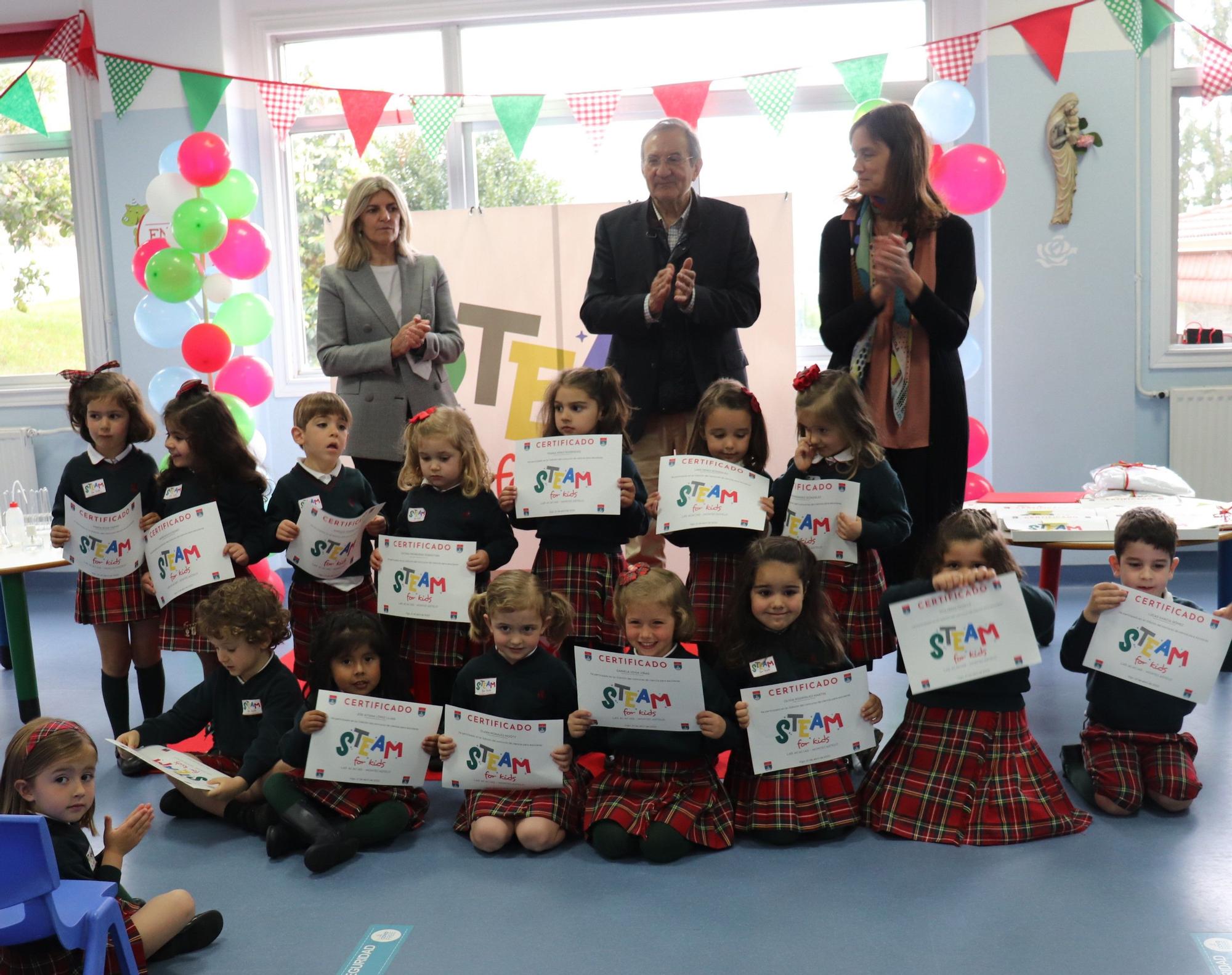 Camino Gestal y Ángel Guerra, con una parte de los participantes en el concurso.