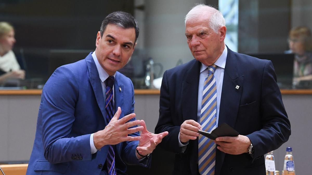 El presidente español, Pedro Sánchez, conversa con el alto representante de política exterior de la UE, Josep Borrell, durante un Consejo Europeo en Bruselas.