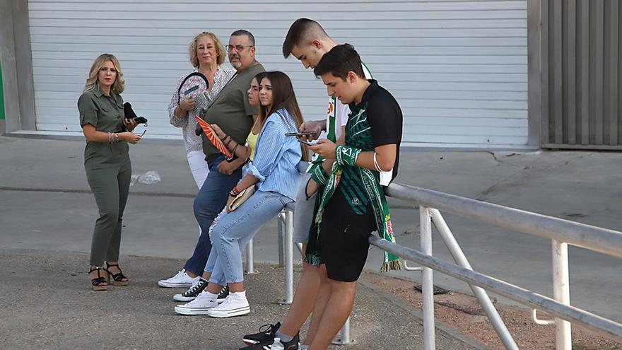 Aficionados asistentes al encuentro Córdoba CF-Cádiz B