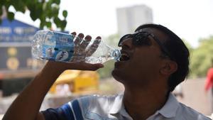 Un hombre bebe agua en Nueva Delhi durante la ola de calor