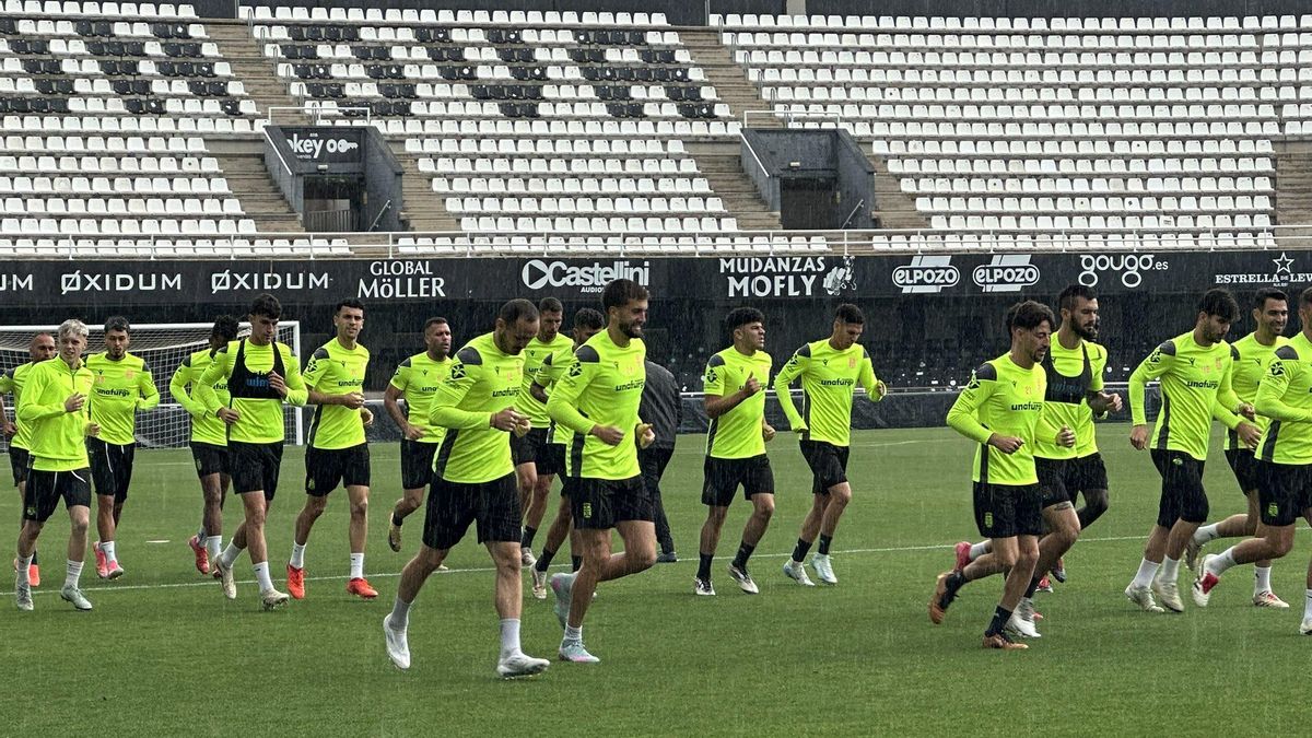 Los albinegros durante el entrenamiento en el Cartagonova la pasada temporada.