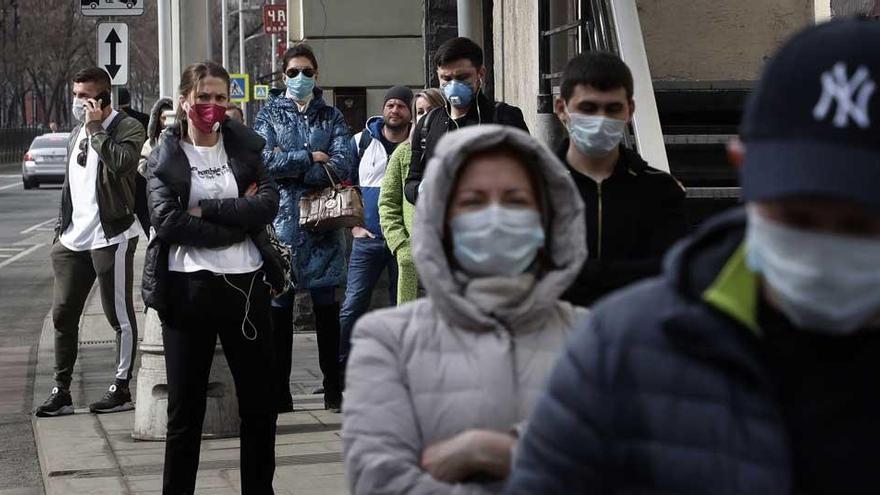 Ciudadanos rusos hacen cola para someterse a test de coronavirus.