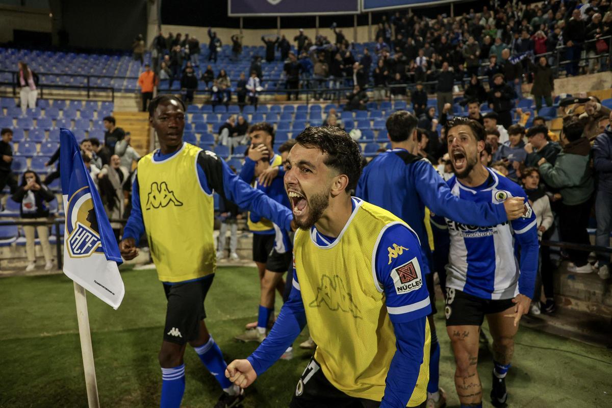 Mehdi Puch celebra la victoria del Hércules en el derbi contra el Eldense.