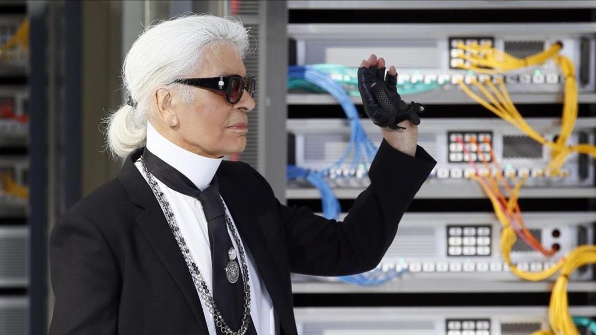 lmmarco35782716 fashion designer karl lagerfeld waves to the guests at the e161005122658