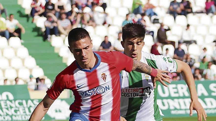 Djurdjevic intenta controlar un balón ante el jugador del Córdoba Bodiger.