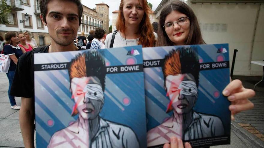 Josué Ramos, Covadonga González-Pola y Cristina del Toro muestran el libro &quot;Stardust for Bowie&quot;, ayer en Avilés.